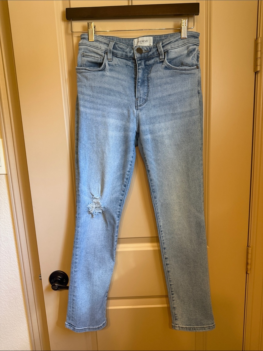 Evereve Light Blue Skinny Jeans with Knee Rip